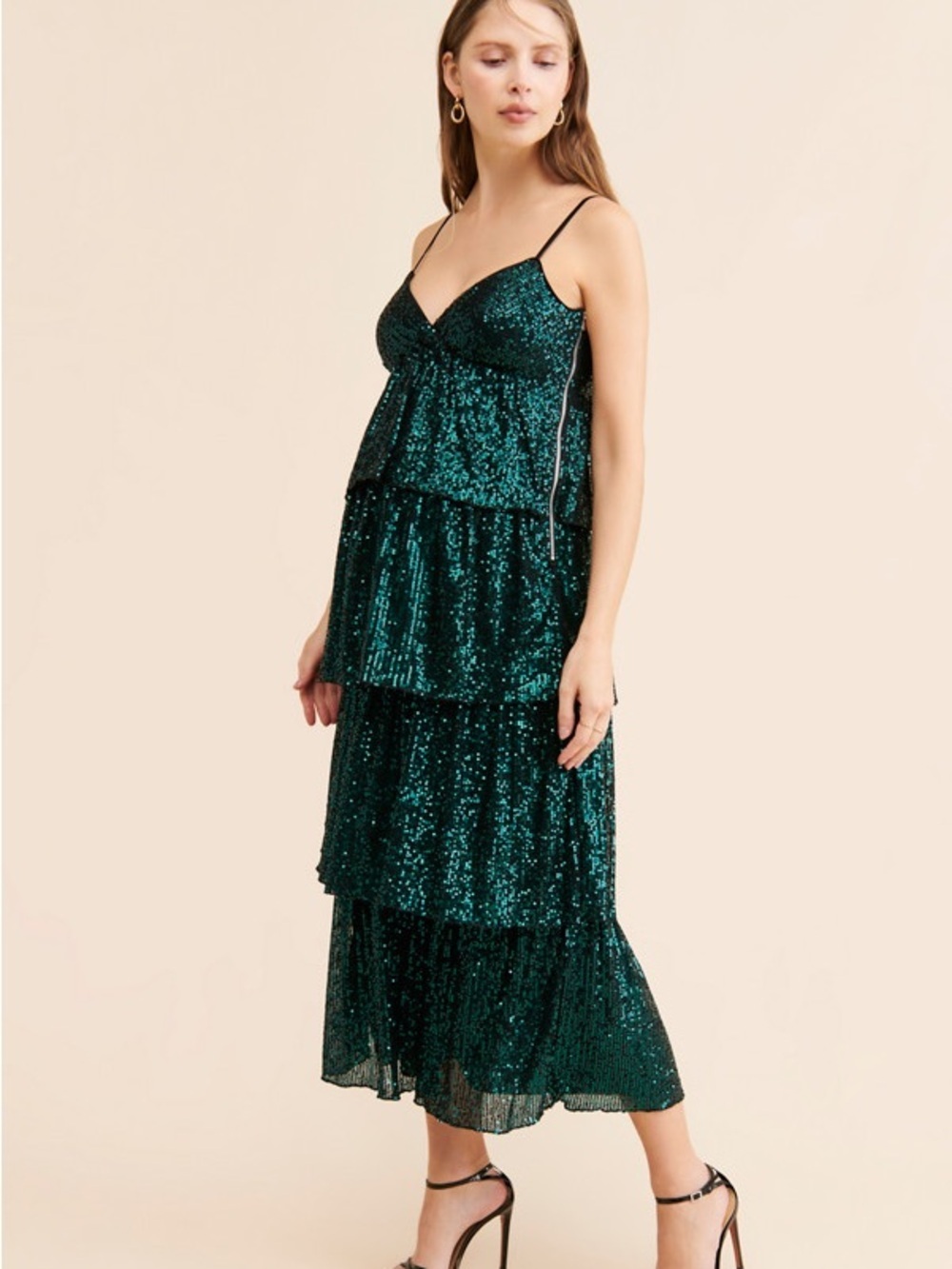 Saylor Finlee sequin tiered midi dress features a dark green color